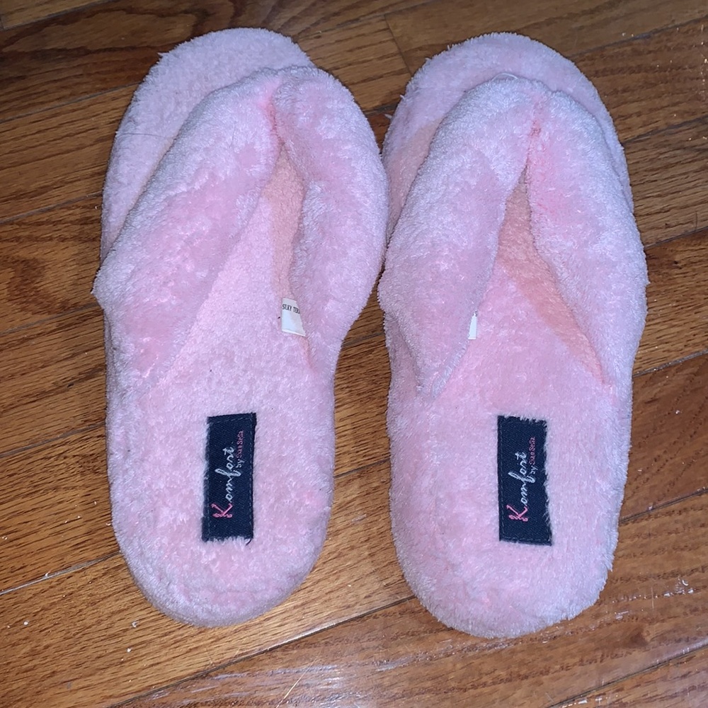 NWOT Pink fuzzy slippers